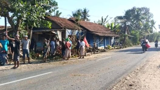 Angin Kencang Timpa Rumah Warga