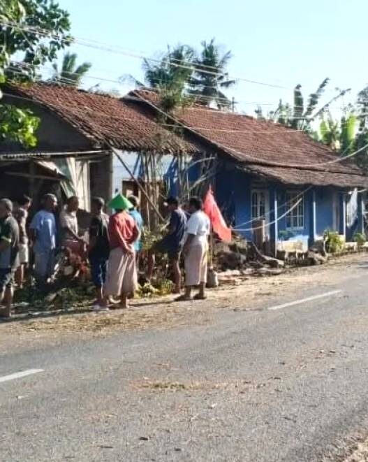 Angin Kencang Timpa Rumah Warga
