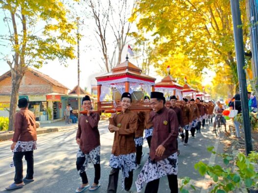 Arak Hampir 10 Ribu Tumpeng