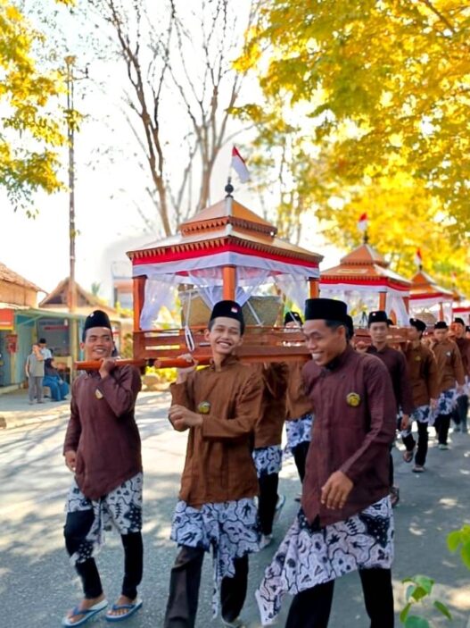 Arak Hampir 10 Ribu Tumpeng
