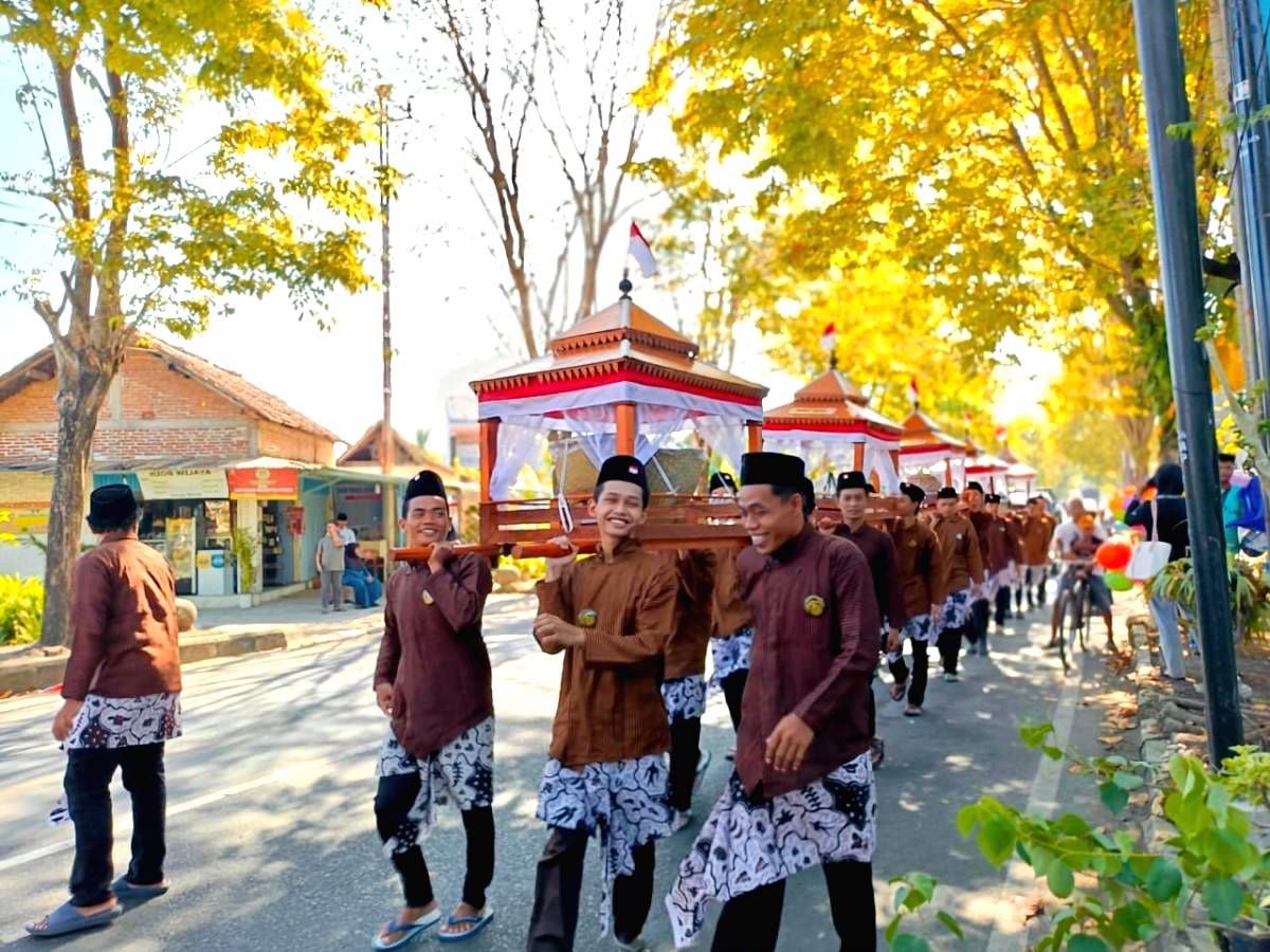 Arak Hampir 10 Ribu Tumpeng