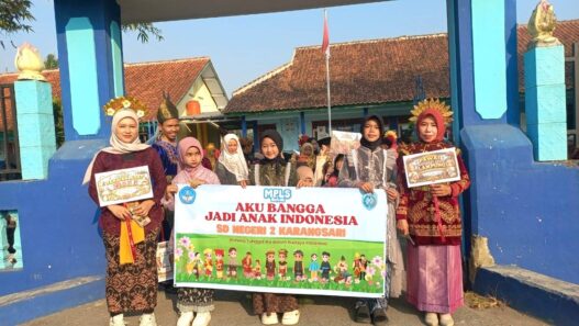 Berkostum Baju Adat, Ratusan Siswa Diarak