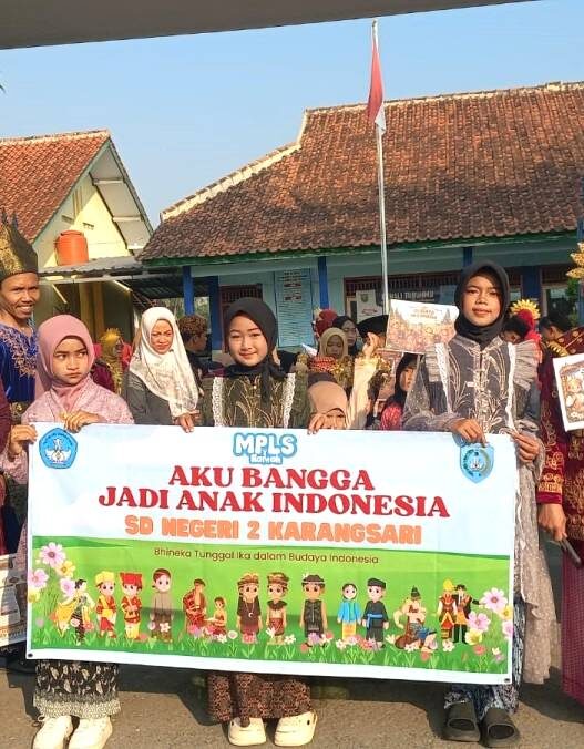 Berkostum Baju Adat, Ratusan Siswa Diarak