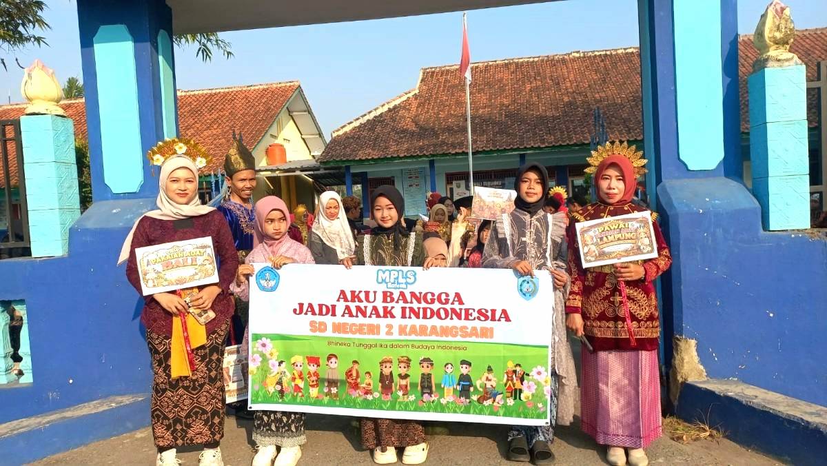 Berkostum Baju Adat, Ratusan Siswa Diarak