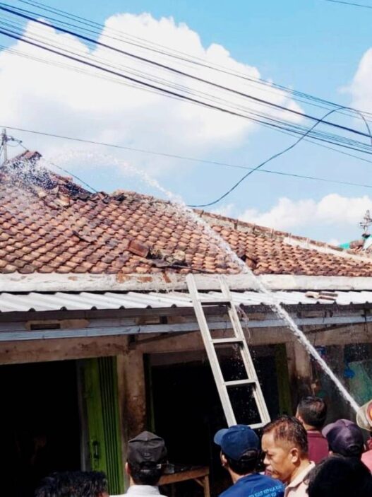 Diduga Korsleting, Rumah Lansia Terbakar