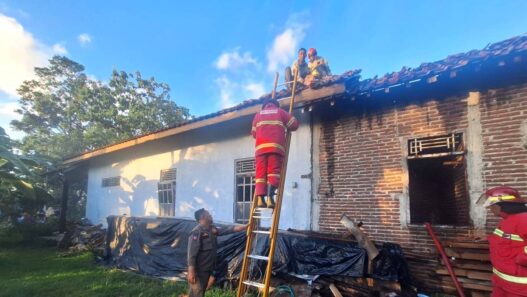 Diduga Korsleting, Rumah Warga Menganti Terbakar