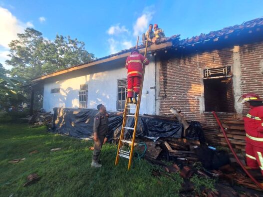 Diduga Korsleting, Rumah Warga Menganti Terbakar