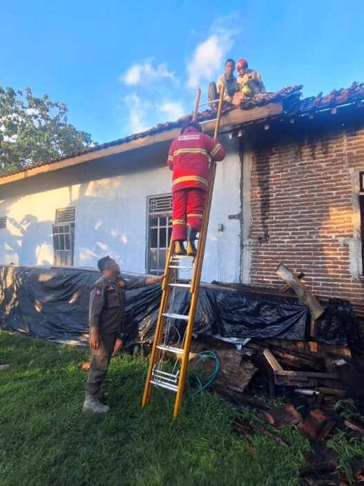 Diduga Korsleting, Rumah Warga Menganti Terbakar
