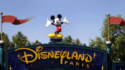 Disneyland Hentikan Operasional Wahana Outdoor