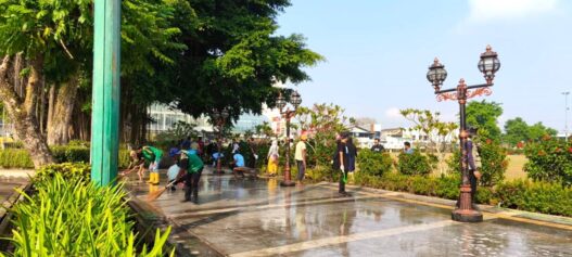 DLH dan Pedagang Bersihkan Alun alun Purwokerto