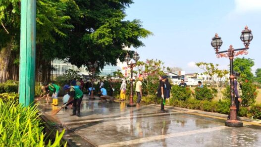 DLH dan Pedagang Bersihkan Alun alun Purwokerto