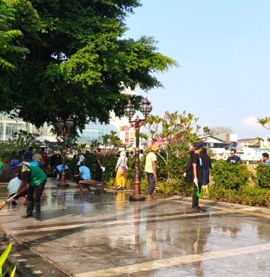 DLH dan Pedagang Bersihkan Alun alun Purwokerto