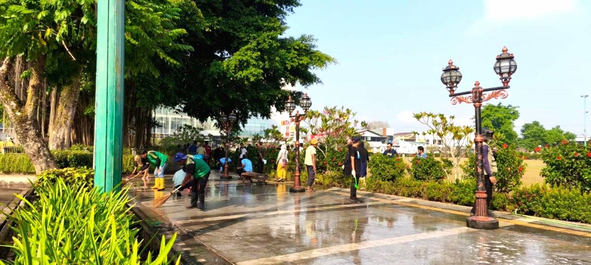 DLH dan Pedagang Bersihkan Alun alun Purwokerto