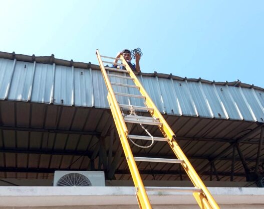 Drone Tersangkut di Atap Stadion Wijaya Kusuma