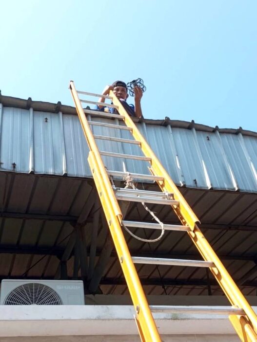 Drone Tersangkut di Atap Stadion Wijaya Kusuma