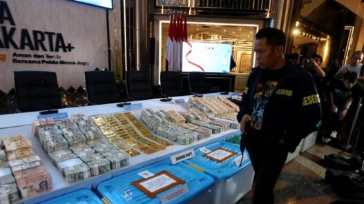 Emas Hingga Uang Miliaran Mulai Diserahkan