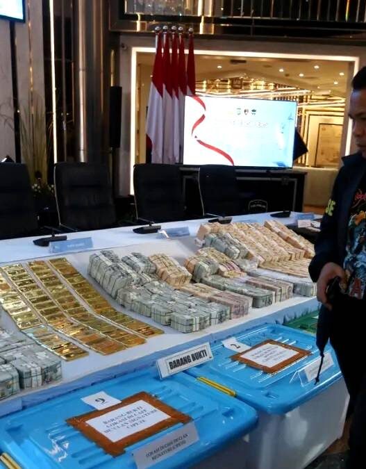 Emas Hingga Uang Miliaran Mulai Diserahkan