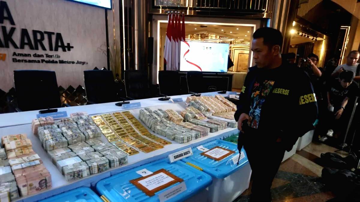 Emas Hingga Uang Miliaran Mulai Diserahkan