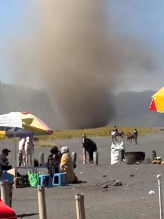 Fenomena "Debu Setan" Muncul di Bromo