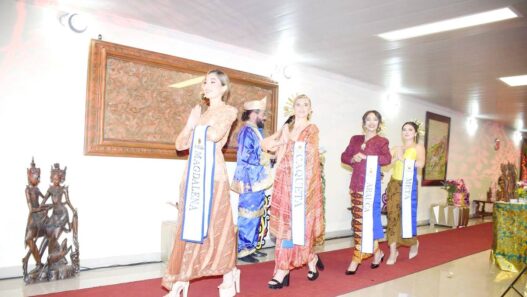 Finalis Miss Mundo Gunakan Busana Adat Nusantara