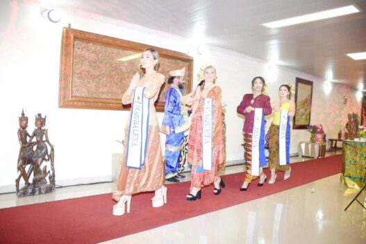 Finalis Miss Mundo Gunakan Busana Adat Nusantara