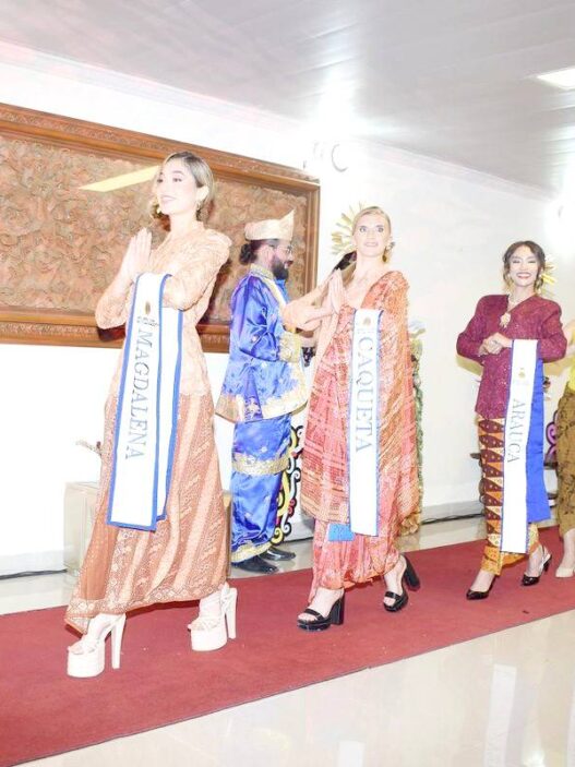 Finalis Miss Mundo Gunakan Busana Adat Nusantara