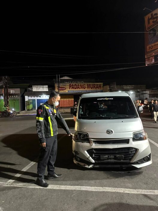 Grandmax Oleng Tabrak Motor