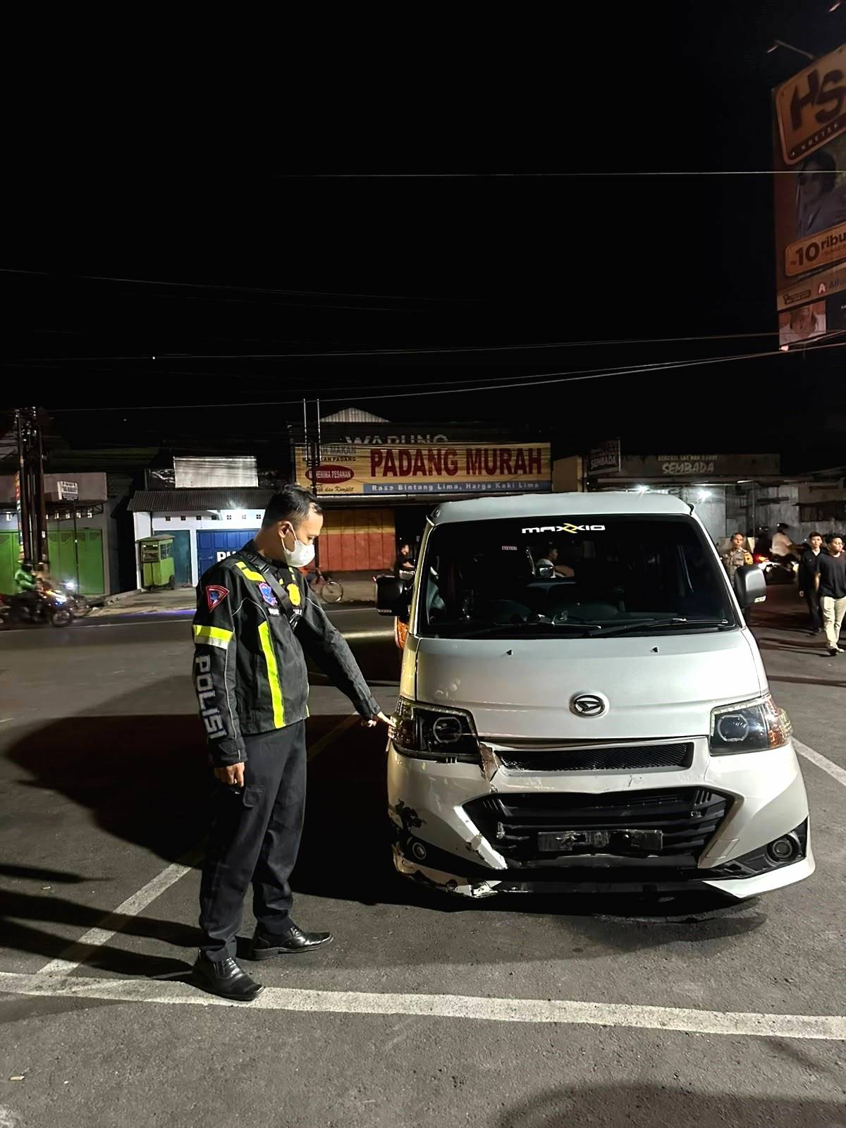 Grandmax Oleng Tabrak Motor