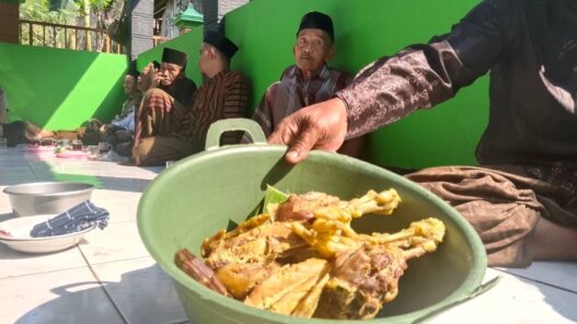 Ingkung Kepala Dusun Warnai Memetri Bumi