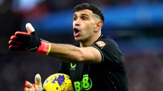 Juventus Kejar Emiliano Martinez