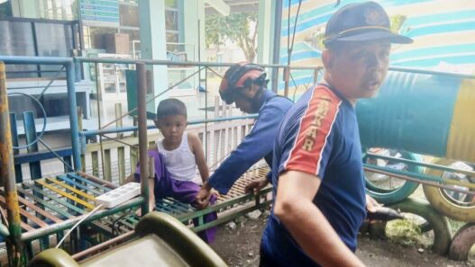 Kaki Siswa TAUD Terjepit Perosotan