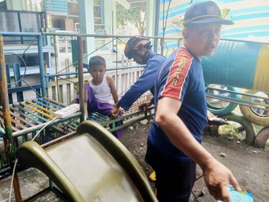 Kaki Siswa TAUD Terjepit Perosotan