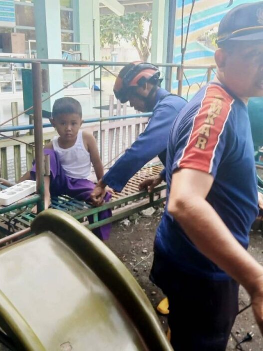 Kaki Siswa TAUD Terjepit Perosotan