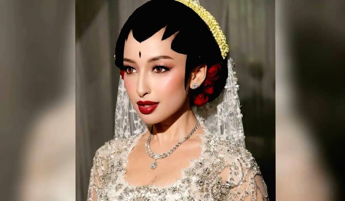 Kalung Mewah Jennifer Coppen