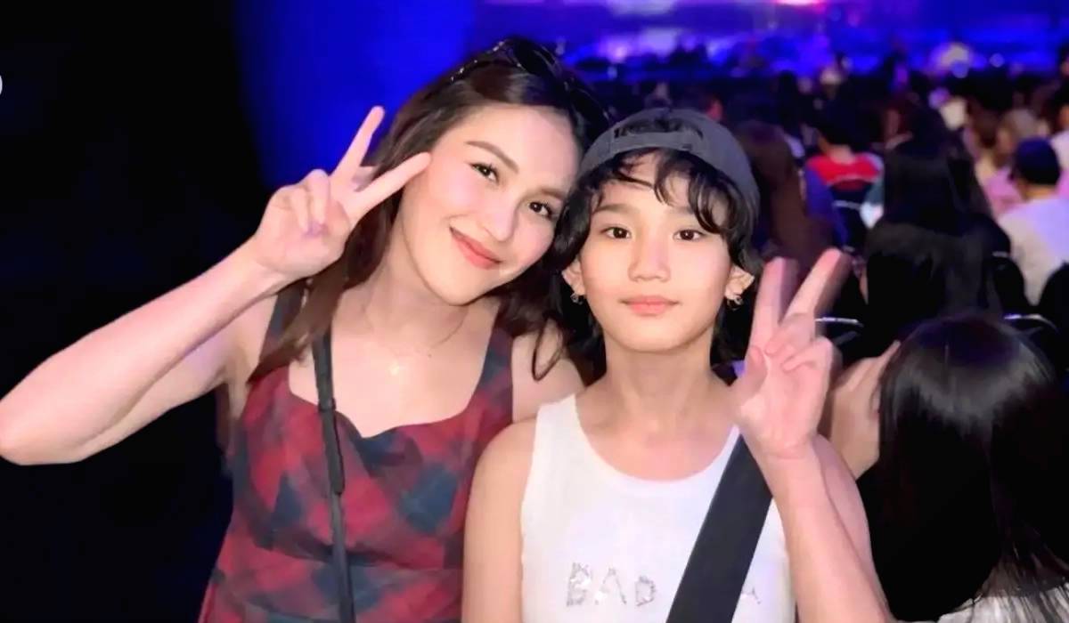 Keseruan Ayu Ting Ting di Korea