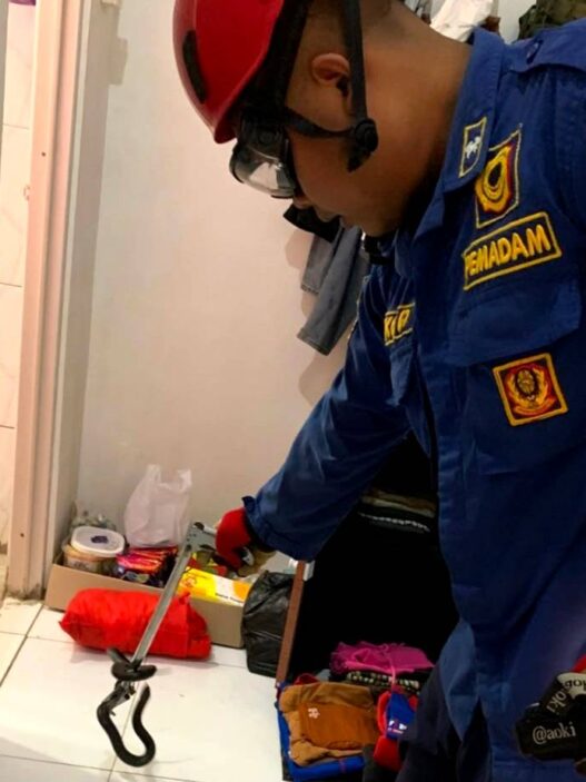 Kobra Masuk Lemari, Warga Panggil Damkar