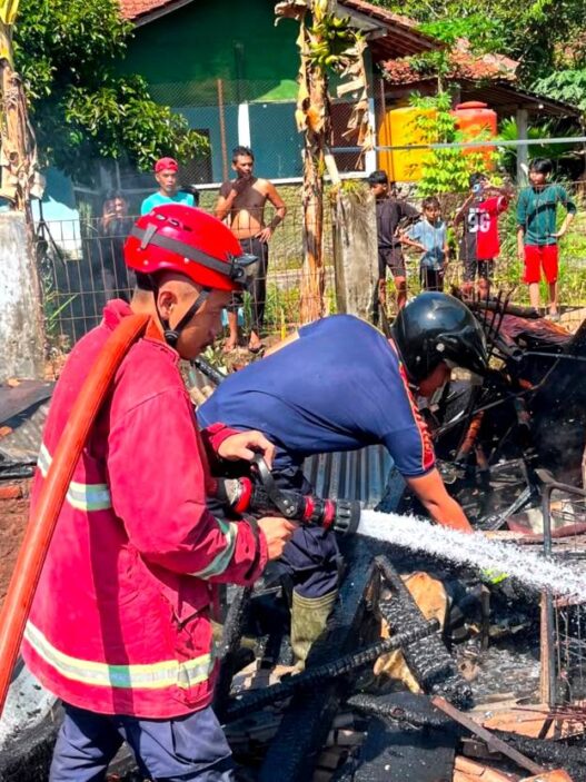 Korsleting Listrik, Rumah Ludes Terbakar