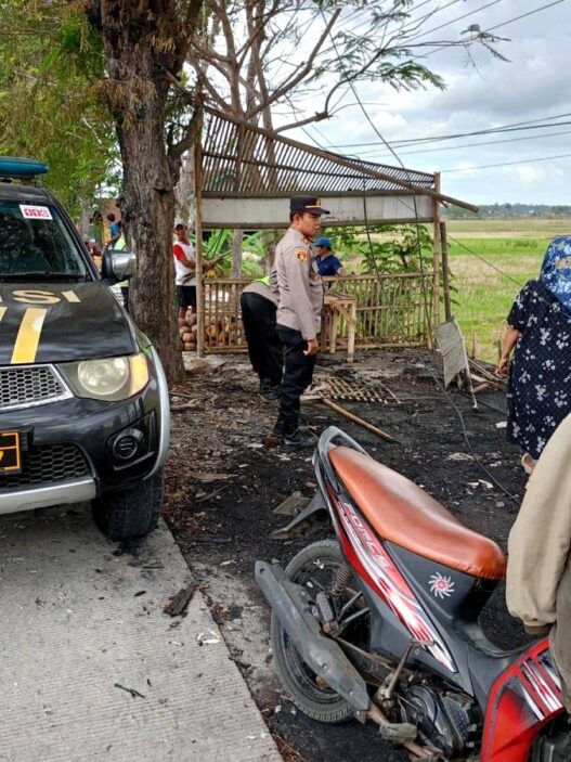 Korsleting Listrik, Warung Kopi Ludes Terbakar