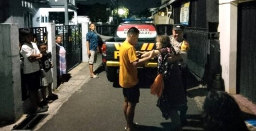 Lansia Linglung Diantar ke Keluarga