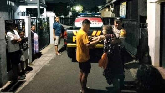 Lansia Linglung Diantar ke Keluarga