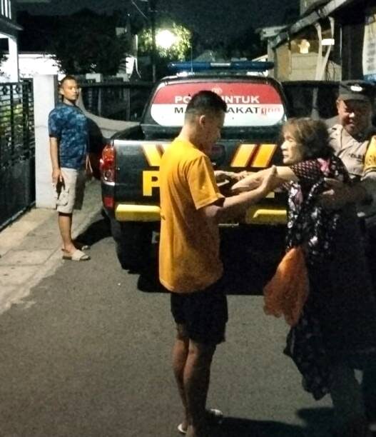 Lansia Linglung Diantar ke Keluarga