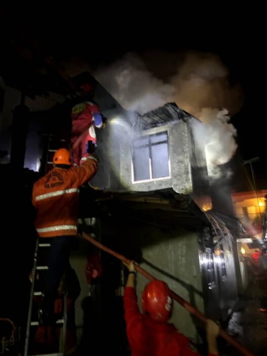 Lantai Dua Rumah Ludes Terbakar