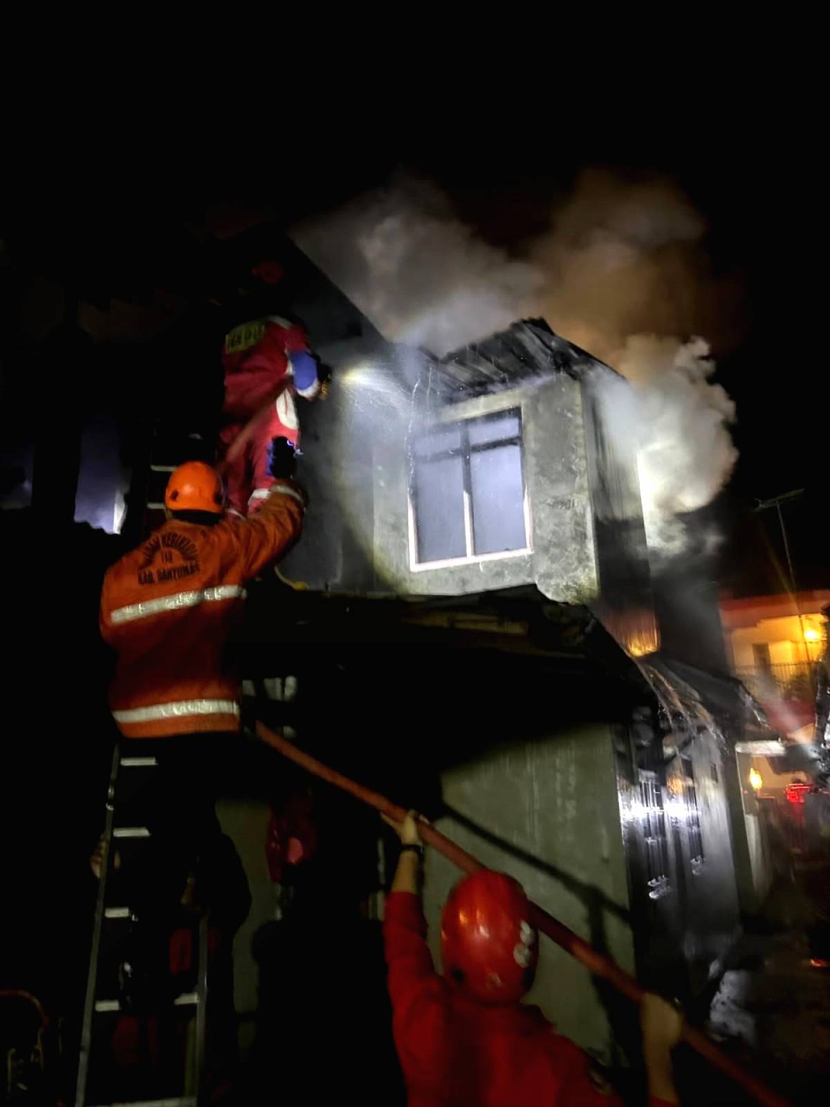 Lantai Dua Rumah Ludes Terbakar