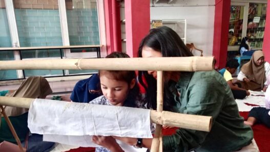 Liburan di Cilacap, Siswi Perancis Ikut Kelas Membatik