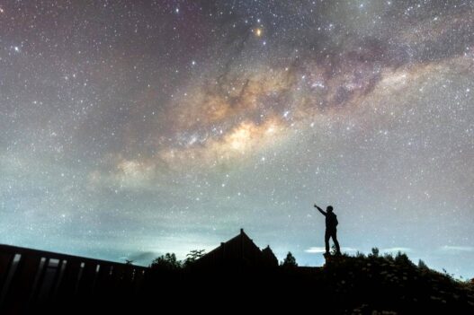 Mengintip Keindahan Langit Malam dari Halaman Rumah