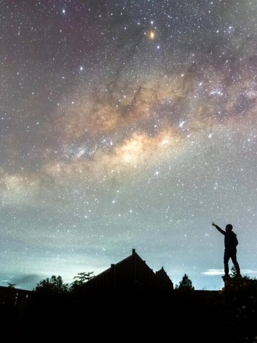Mengintip Keindahan Langit Malam dari Halaman Rumah