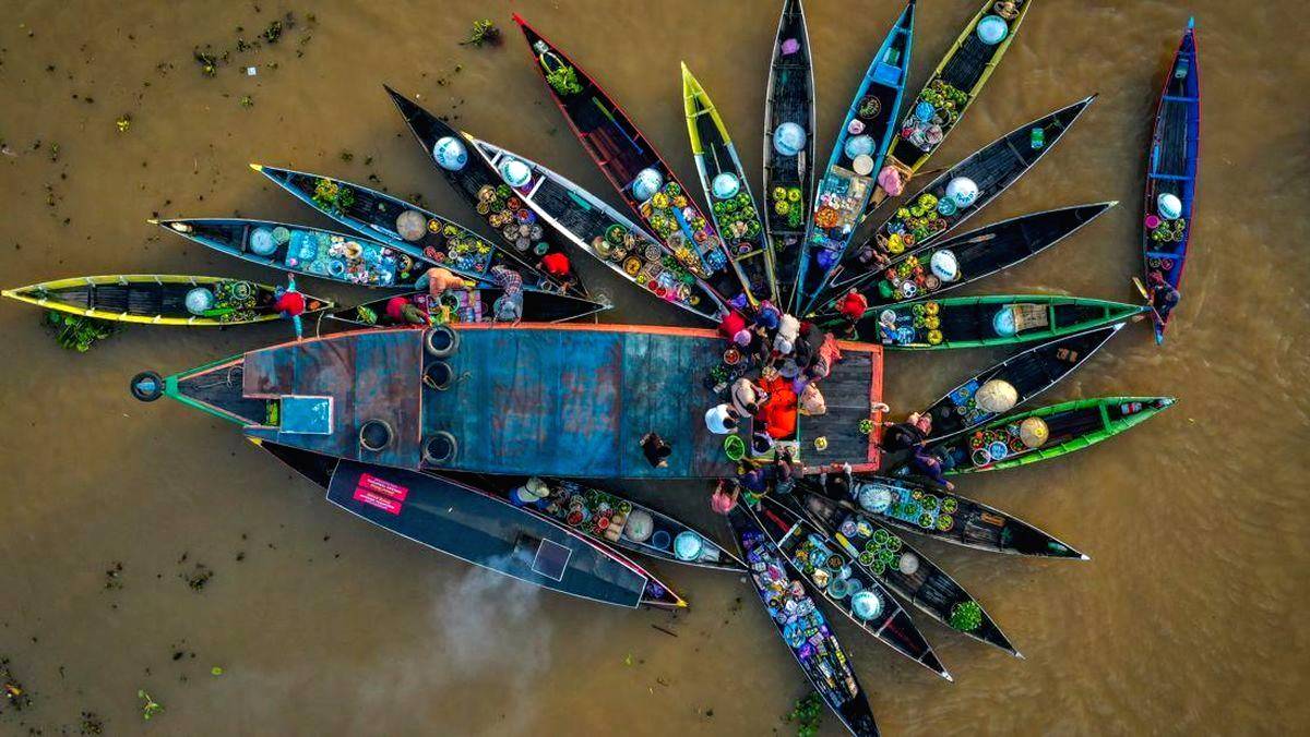 Menyusuri Pesona Pasar Terapung