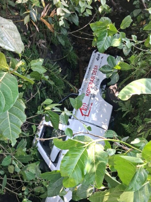 Mobil Koperasi Merah Putih Terguling