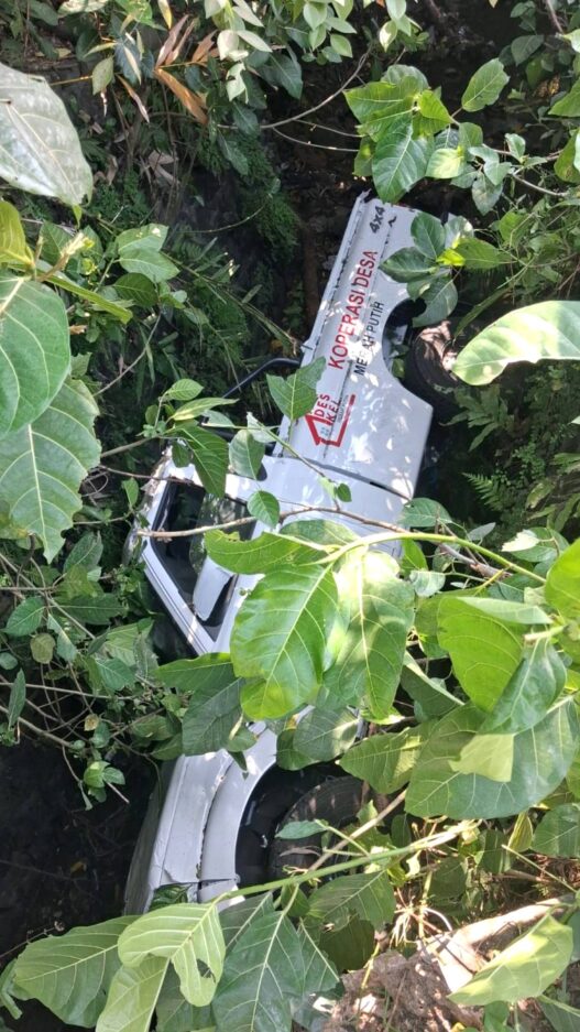 Mobil Koperasi Merah Putih Terguling