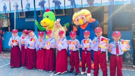 MPLS Hadirkan Badut dan Pakaian Adat
